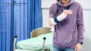 Machuquei no trabalho: a empresa pode me demitir quando eu voltar?